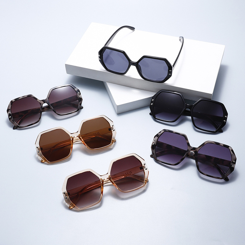 UV400 Oversized Retro-Styled PC Sunglasses WGSG2902
