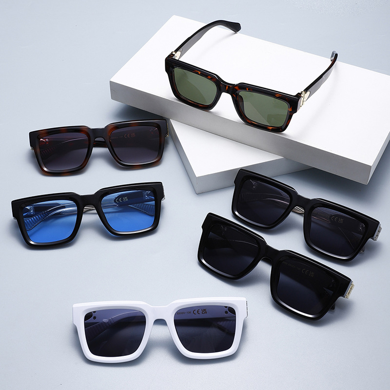 Retro-Chic Statement Square-Frame UV400 Sunglasses WGSG3490